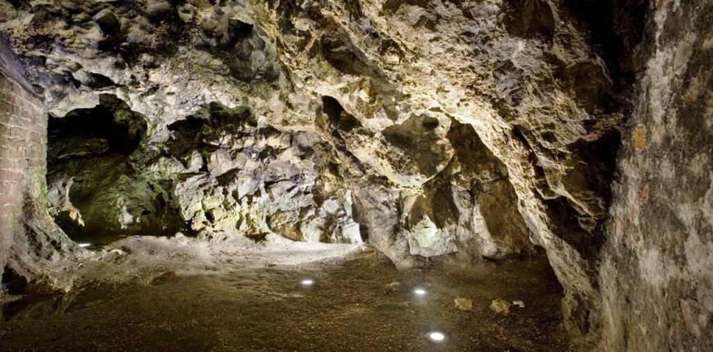 Пещера дракона в Кракове в Польше Профрекрутингцентр